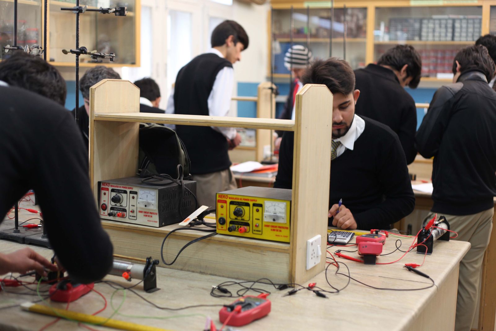 Mahasiswa menguji rangkaian elektronika menggunakan alat laboratorium