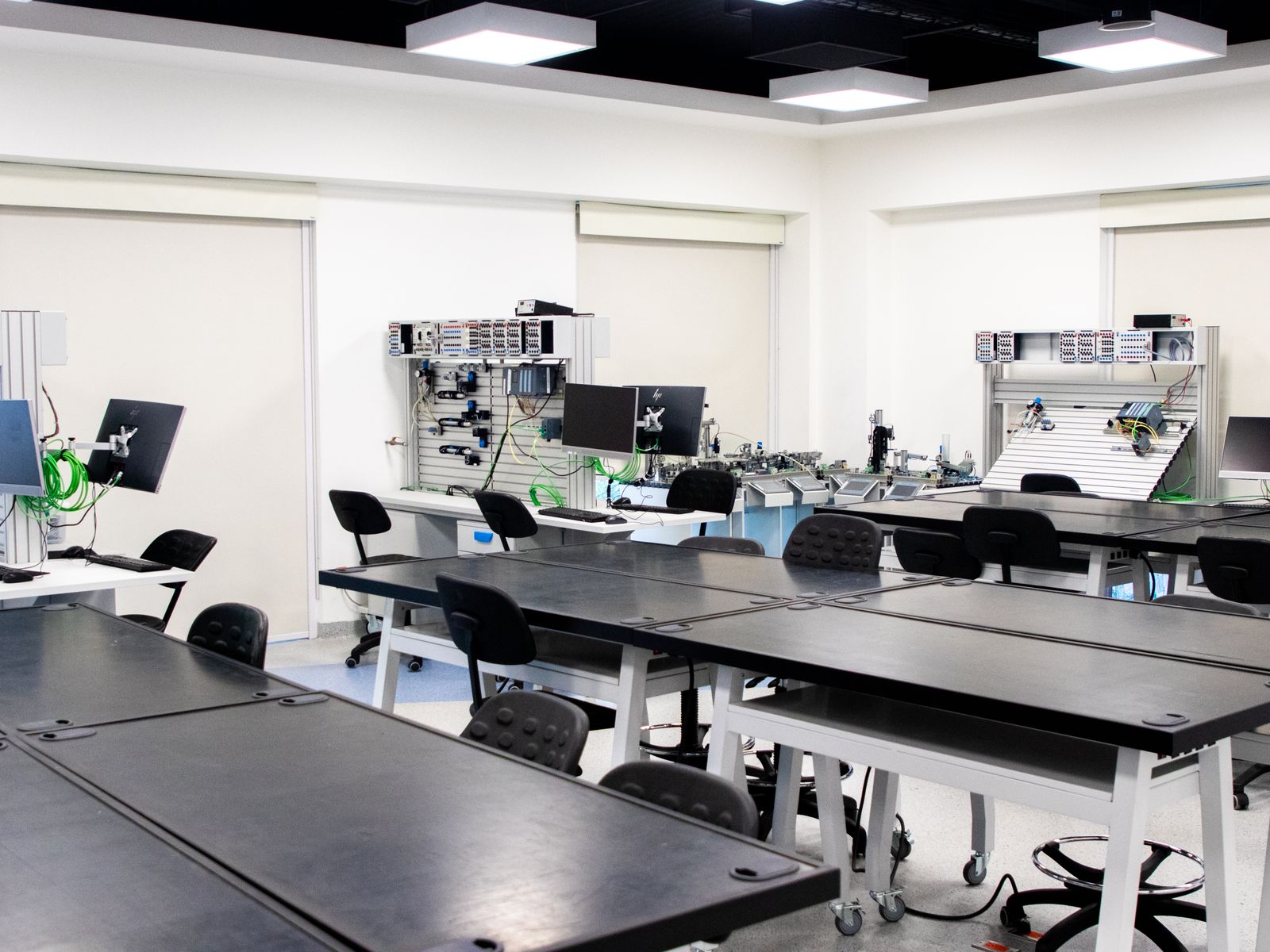 Laboratorium teknik modern dengan sistem kontrol dan perangkat pengujian