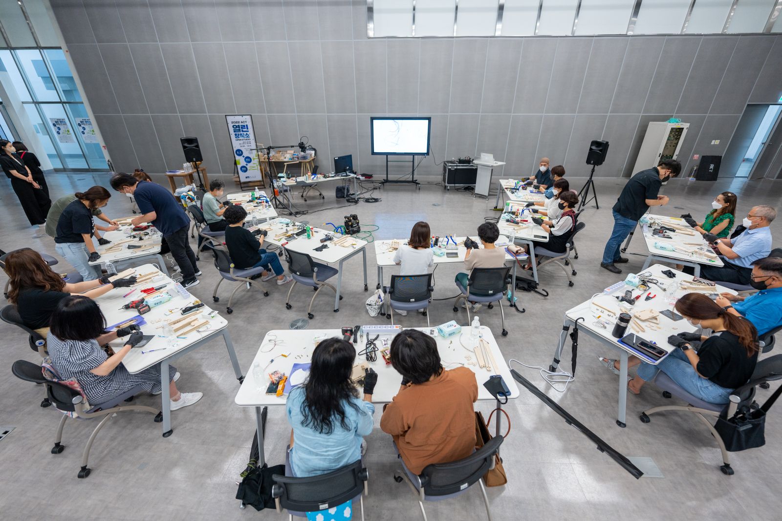 Workshop teknologi dengan peserta yang mengembangkan proyek bersama